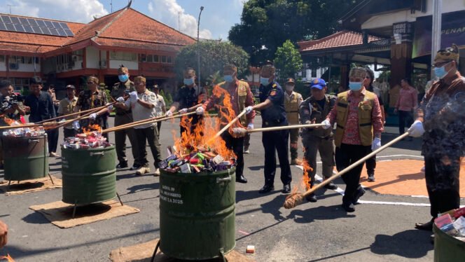 
					HUT ke-733 Mojokerto, Gus Barra Tegaskan Perang Melawan Rokok Ilegal: 11 Juta Batang Dimusnahkan