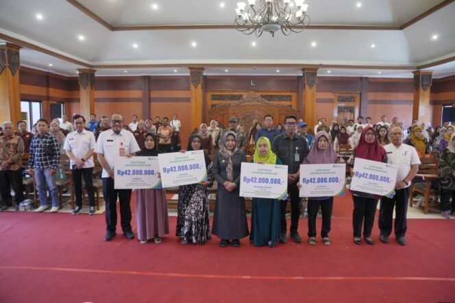 
					12.199 Pekerja Rentan Mojokerto Terlindungi BPJS Ketenagakerjaan, Ning Ita Soroti Risiko Keluarga Kehilangan Pencari Nafkah
