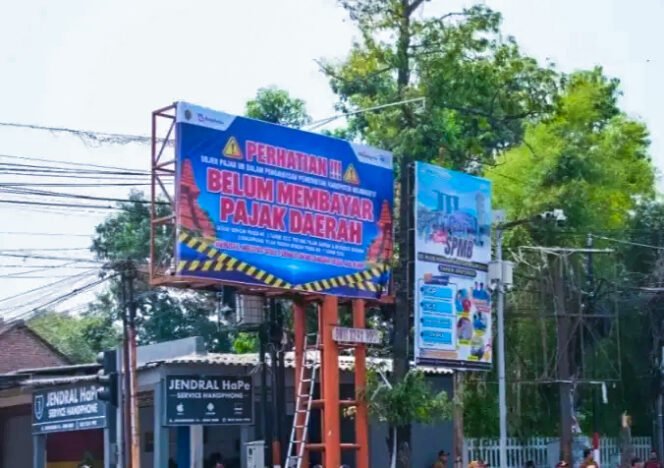
					Bapenda Kabupaten Mojokerto Tertibkan Reklame Tak Patuh Pajak, Segel hingga Pembongkaran
